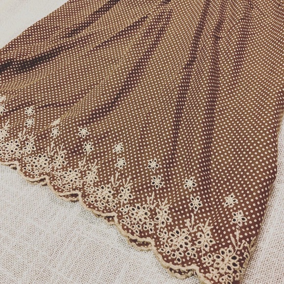 ✨2/$30✨Brown tunic with cream polka dots and floral eyelet lace trim - Picture 3 of 4